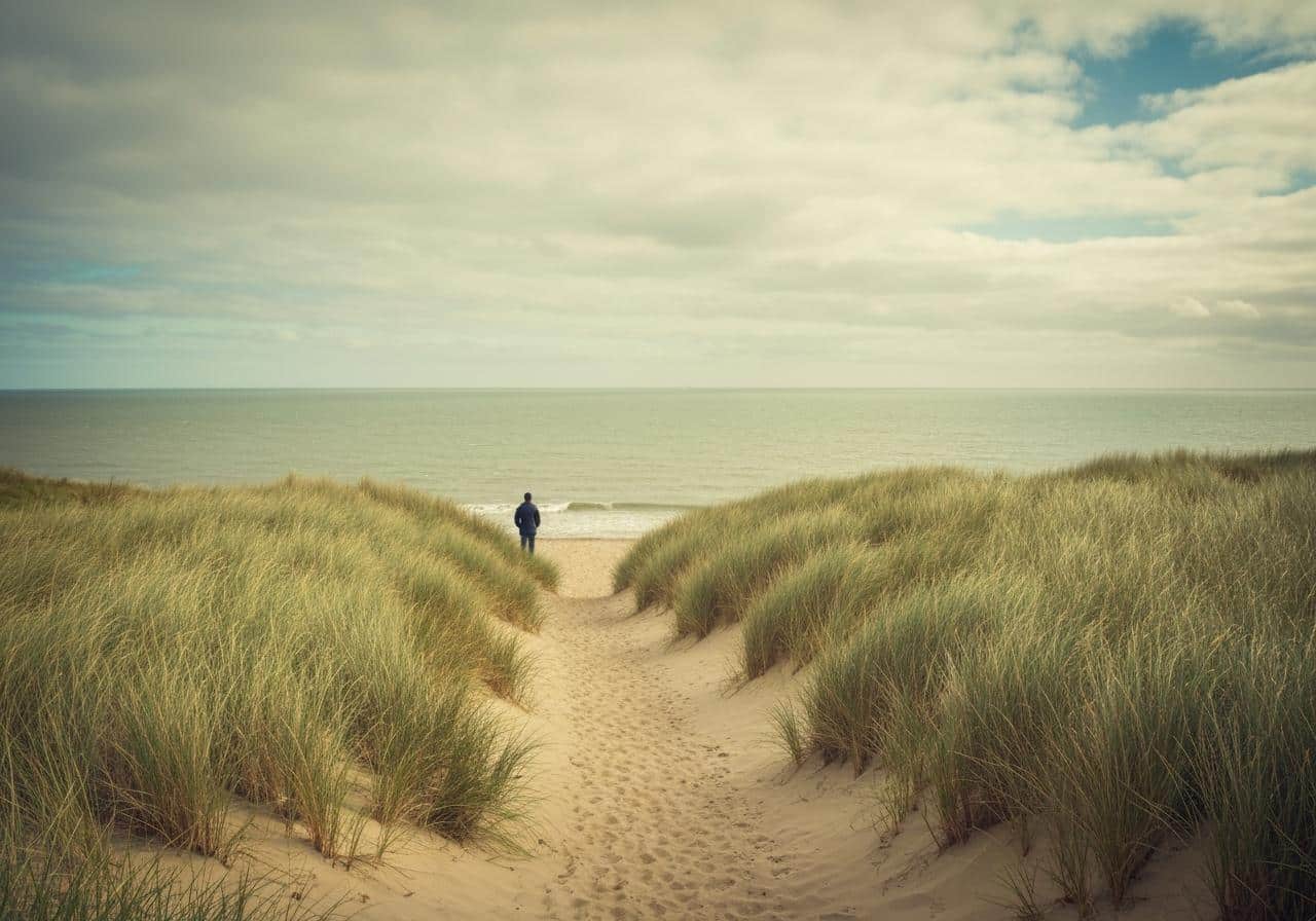 Plage de sable fin normande avec falaises blanches en arrière-plan